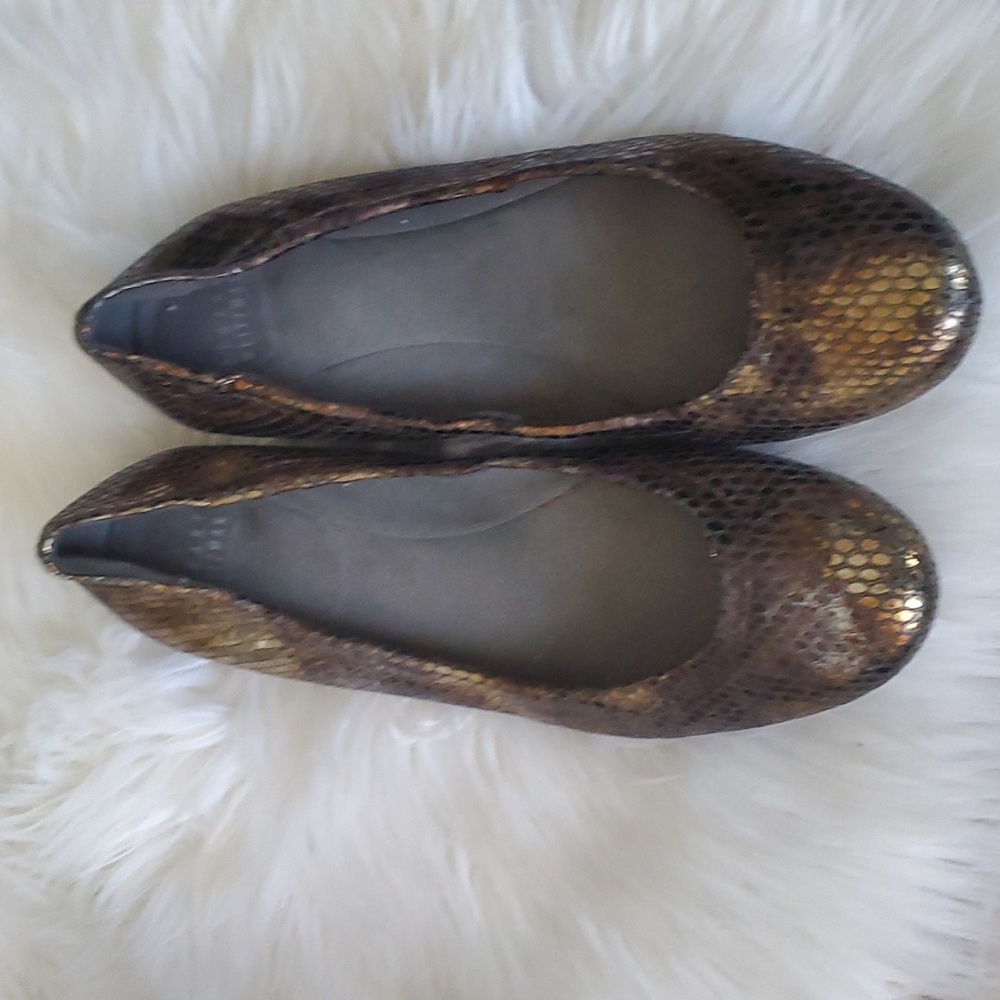 Stuart Weitzman womens matalic gold flat slipon shoes size 8
